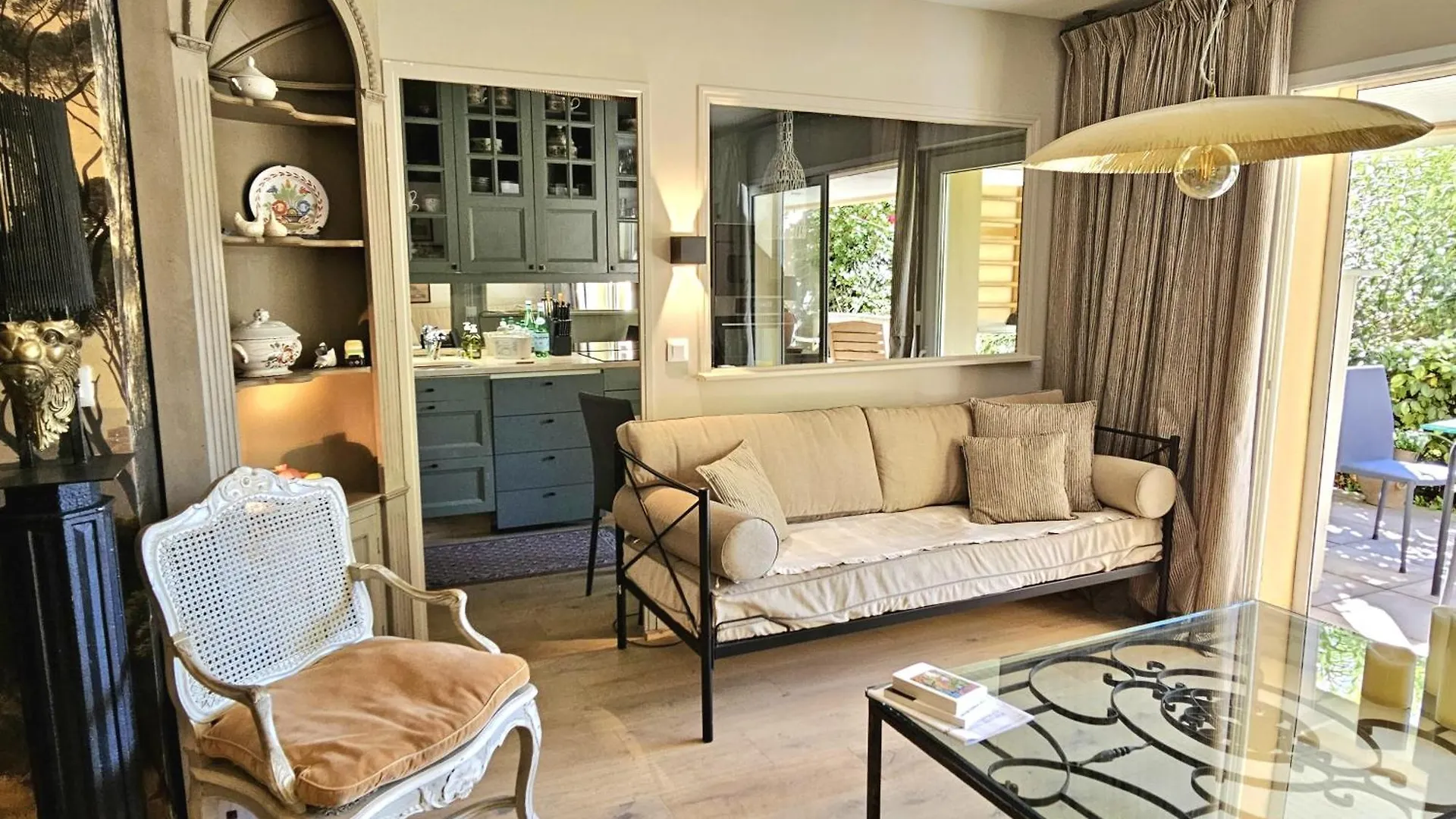 Aix Centre, 2 Room Apartment Garden, Parking Aix-en-Provence France