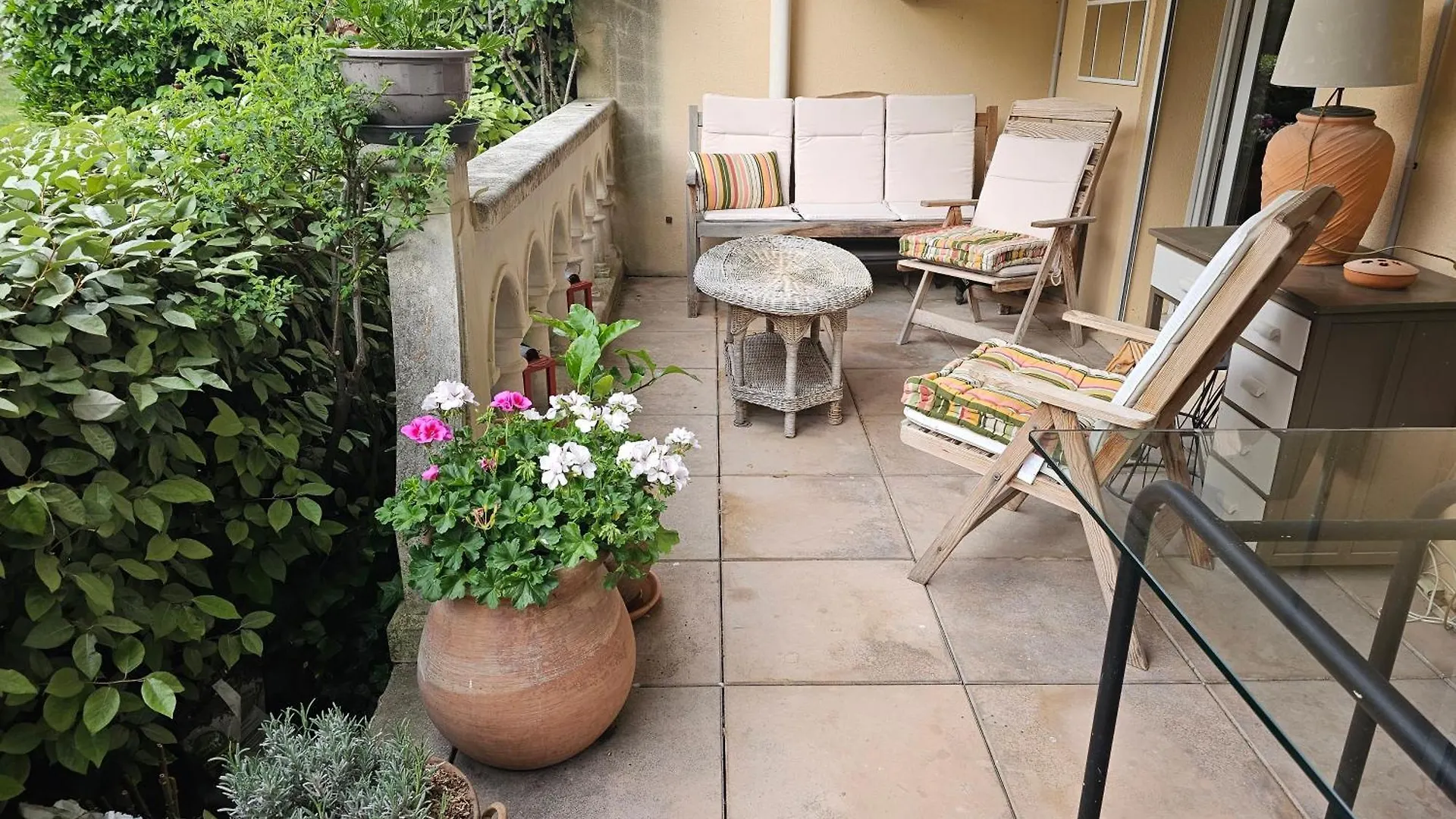 Aix Centre, 2 Room Apartment Garden, Parking Aix-en-Provence France